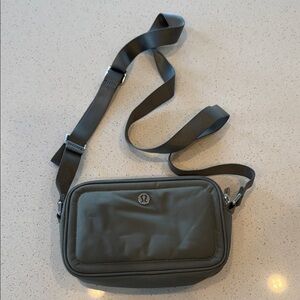 lululemon athletica Olive Camera Bag